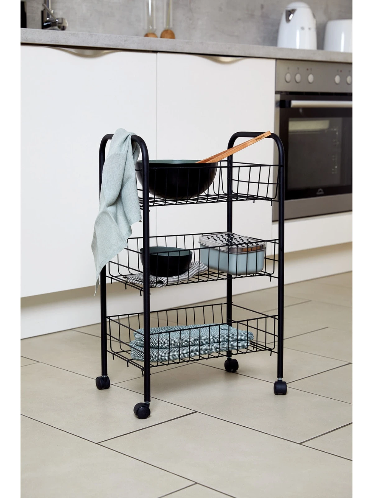 Wenko Rollwagen Florenz Mit 3 Ablagen Schwarz In Schwarz 6 Wenko Rollwagen Florenz Mit 3 Ablagen Schwarz In Schwarz – Bild 6