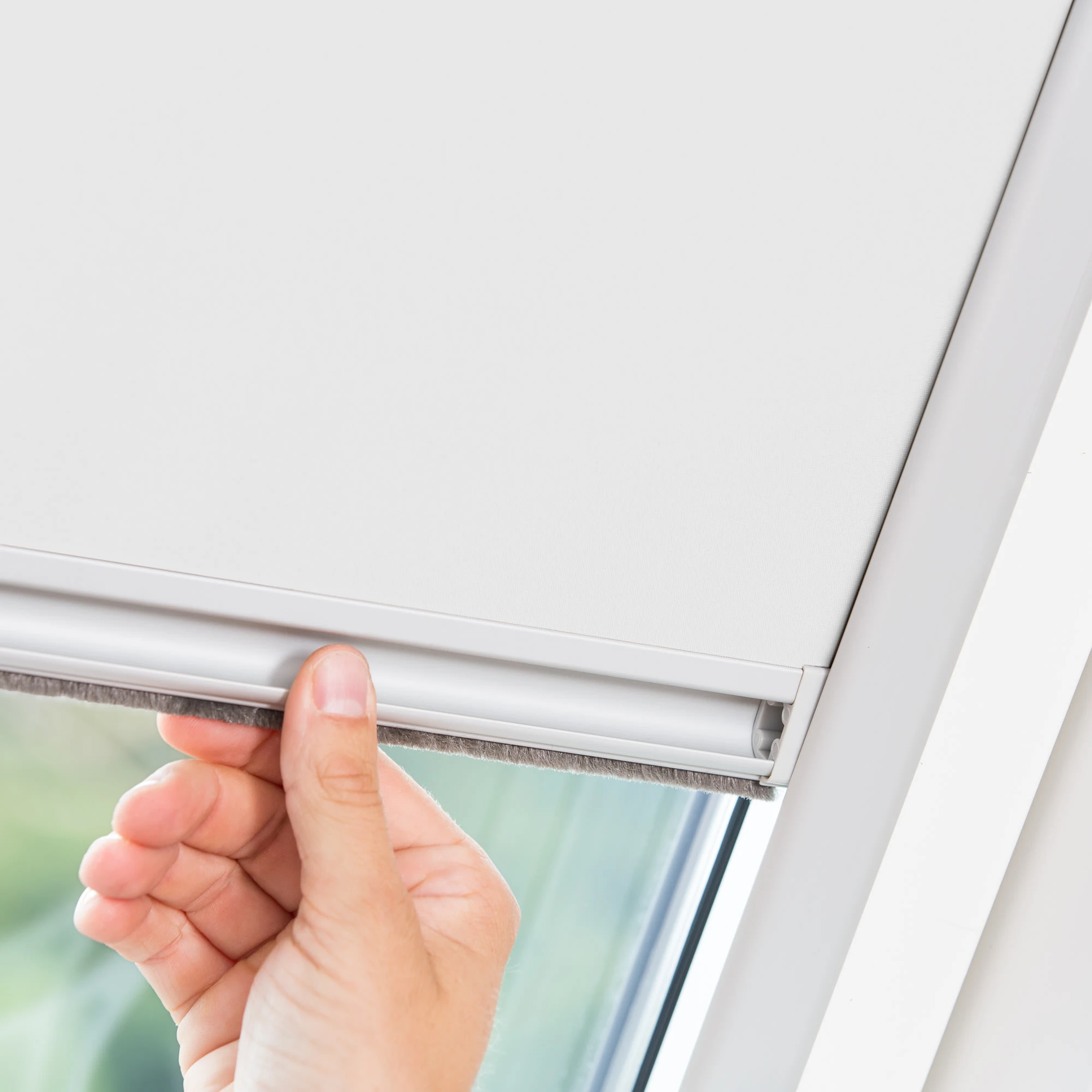 Lichtblick Dachfensterrollo In Weiß 5 Lichtblick Dachfensterrollo In Weiß – Bild 5